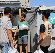 Gazze'de bir aileye yardım paketleri dağıtılıyor
