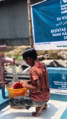 Su kuyusu projesinden bir çocuk